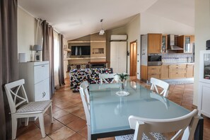 Apartment, 2 Schlafzimmer, Terrasse | Wohnbereich