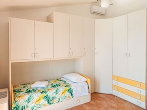 Una habitación con literas, un armario y un calentador.