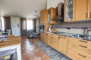 Lejlighed - 2 soveværelser - terrasse | Privat køkken | Køleskab, ovn, kogeplade, køkkentøj/tallerkener/redskaber