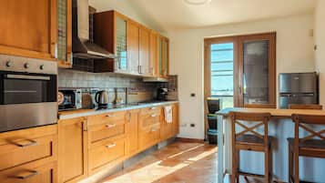 Fridge, oven, stovetop, cookware/dishes/utensils