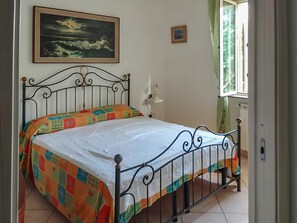Apartment, 2 Bedrooms, Balcony | Meja, seterika/papan seterika, Wi-fi percuma, cadar katil