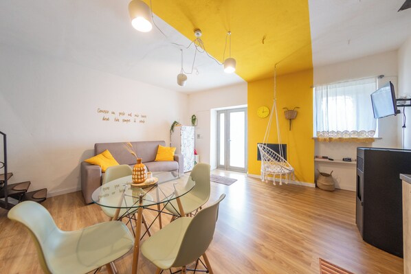 Apartment, 1 Bedroom, Kitchen | Living area