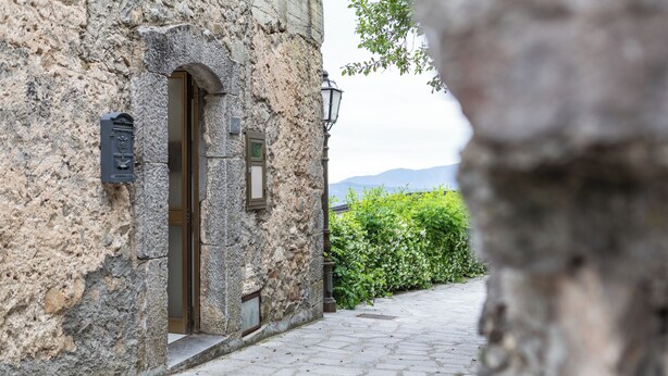 A stone building with a narrow cobblestone path leading to a door. - Casa Frida (Roccagloriosa)