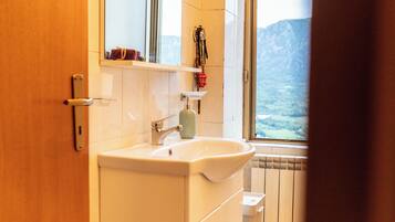 Casa, 2 camere da letto, terrazzo, lato montagna | Bagno | Doccia, asciugacapelli, asciugamani