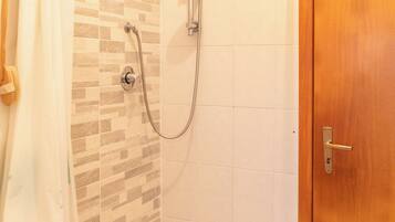 Ferienhaus, 2 Schlafzimmer, Terrasse, Bergseite | Badezimmer | Dusche, Haartrockner, Handtücher