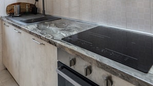 A kitchen with a granite countertop, a built-in stove, and a dishwasher. - Casa Frida (Roccagloriosa)