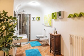 Classic Room, 1 Bedroom, Private Bathroom | Living area