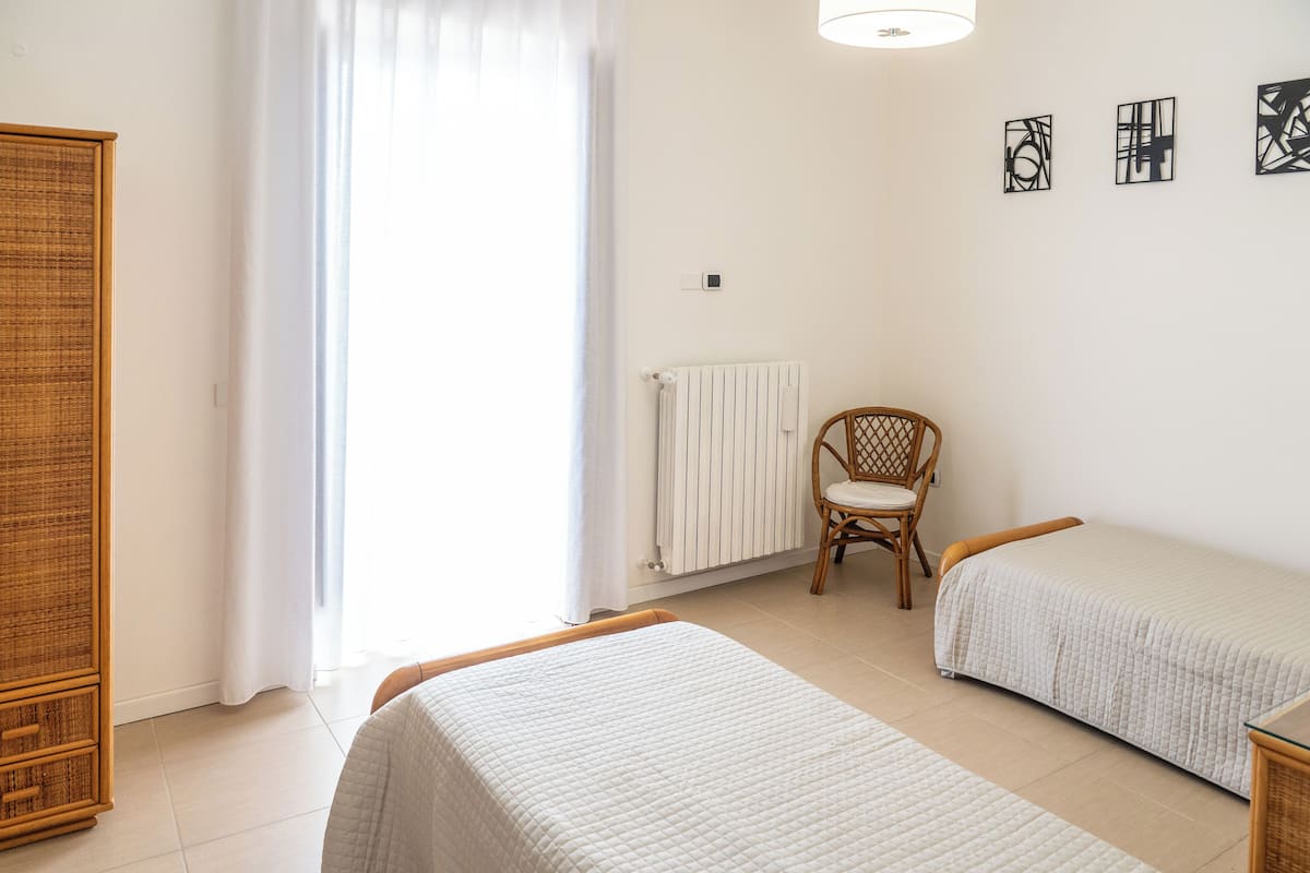 1 habitación, escritorio, tabla de planchar con plancha y wifi gratis