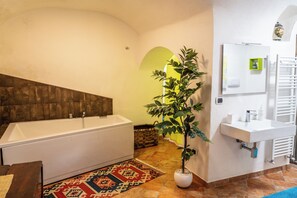 Comfort Room, 1 Bedroom | Bathroom