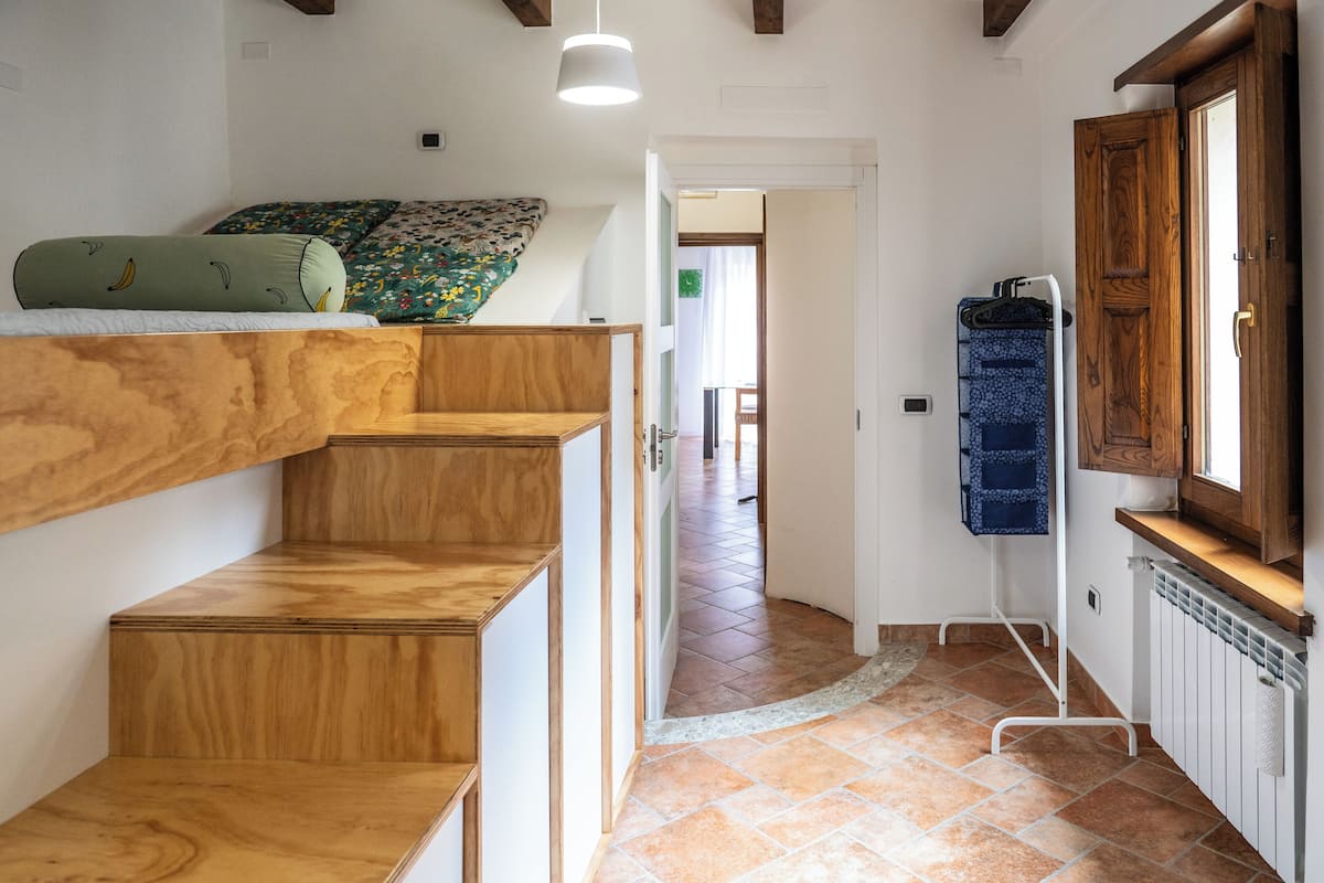 1 habitación, escritorio, tabla de planchar con plancha y wifi gratis