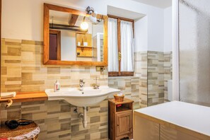 Appartement, 3 slaapkamers, balkon, uitzicht op bergen | Badkamer | Een douche, een haardroger, handdoeken, toiletpapier