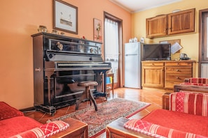 Apartment, 3 Bedrooms, Balcony, Mountain View | Living area