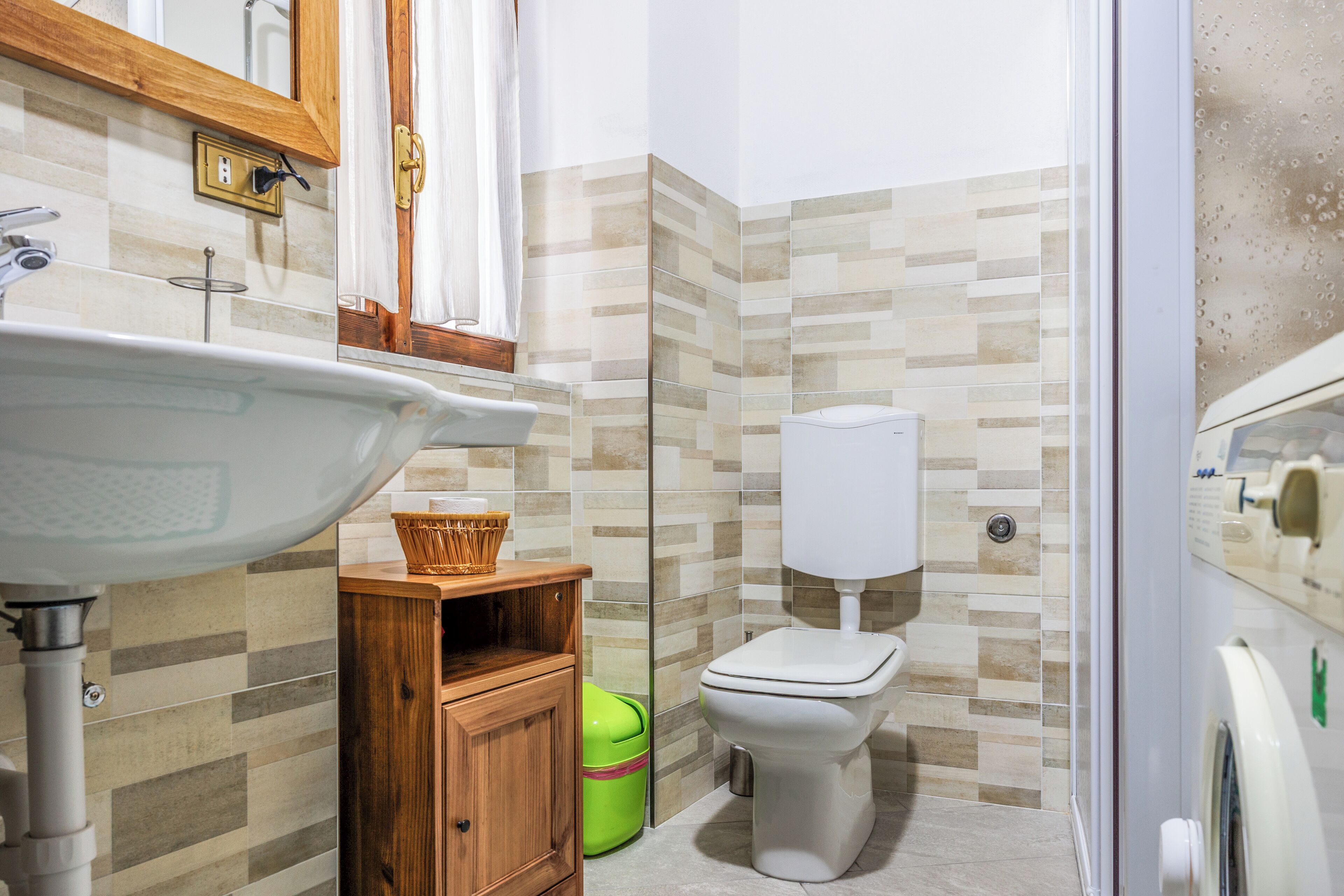 Une salle de bain comprenant un lavabo, des toilettes et un espace douche.