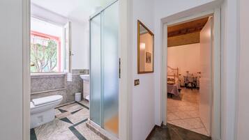 Villa, 2 camere da letto, balcone, vista mare | Bagno | Doccia, asciugacapelli, asciugamani