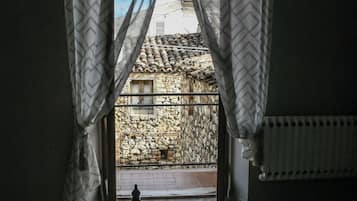 Zimmer, 1 Schlafzimmer, Terrasse | 1 Schlafzimmer, Bügeleisen/Bügelbrett, kostenloses WLAN