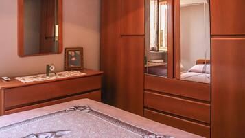 Room, 1 Bedroom, Patio | Iron/ironing board, free WiFi