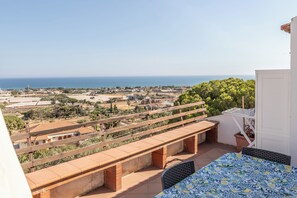 A balcony with a view of the sea and town. - Casa Andrea (Ragusa)