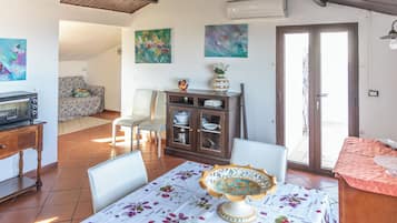 House, 2 Bedrooms, Balcony | Private kitchen | Fridge, microwave, oven, stovetop