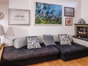 Căn hộ, 1 phòng ngủ, có thể sử dụng hồ bơi | Khu phòng khách | TV màn hình phẳng 32-inch có truyền hình cáp 