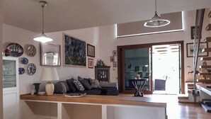 Appartement, 1 chambre, accès piscine | Coin séjour | Télévision à écran plat de 32 pouces avec chaînes par câble