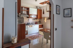 Apartamento, 2 habitaciones, balcón | Zona de estar | Una televisión de pantalla plana