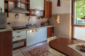 Apartamento, 2 habitaciones, balcón | Cocina privada | Frigorífico, microondas, horno y placa de cocina