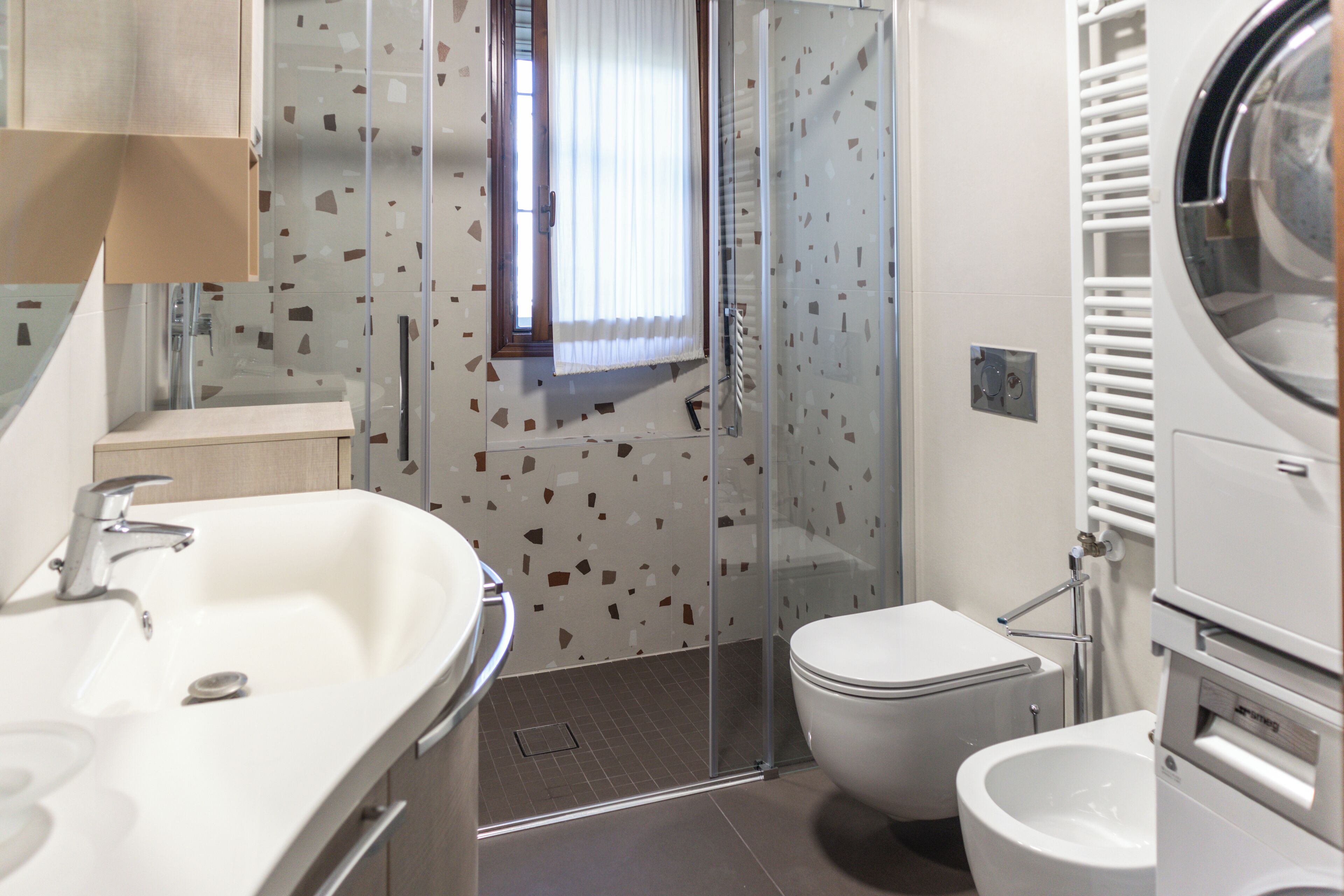Appartement, 2 chambres, balcon | Salle de bain | Douche, séchoir à cheveux, serviettes fournies, papier de toilette