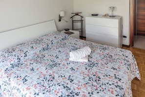 Apartamento, 2 habitaciones, balcón | 2 dormitorios, escritorio, tabla de planchar con plancha y wifi gratis