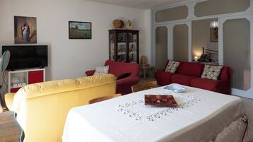 Apartment, 1 Schlafzimmer, Balkon | Wohnbereich | Flachbildfernseher