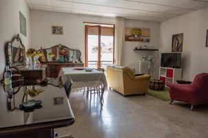 Apartamento, 1 habitación, balcón | Zona de estar | Una televisión de pantalla plana