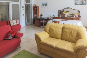 Apartamento, 1 habitación, balcón | Zona de estar | Una televisión de pantalla plana