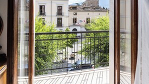 A balcony with a view of buildings and trees. - Il Ritrovo Degli Artisti (Castrovillari)