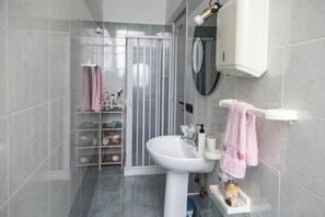 Apartment, 1 Bedroom, Balcony | Bathroom | Shower, hair dryer, towels, toilet paper - Il Ritrovo Degli Artisti (Castrovillari)