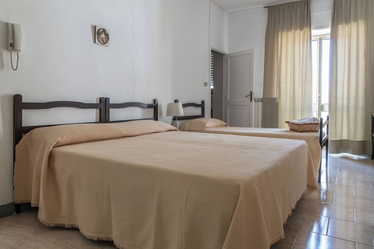 Kamer, 1 slaapkamer, privébadkamer | 1 slaapkamer, een strijkplank/strijkijzer, beddengoed