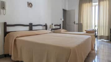 Kamer, 1 slaapkamer, privébadkamer | 1 slaapkamer, een strijkplank/strijkijzer, beddengoed