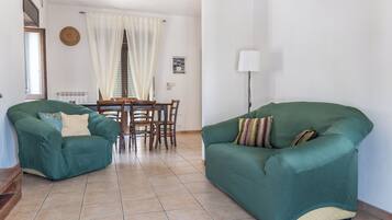 Apartment, 2Â Schlafzimmer, Balkon | Wohnbereich | Flachbildfernseher