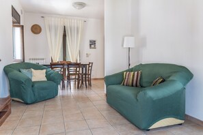 Appartement, 2 chambres, balcon | Aire de séjour | Téléviseur à écran plat