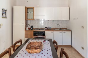 Apartamento, 2 quartos, sacada | Cozinha privada | Geladeira, micro-ondas, fogão, cooktop