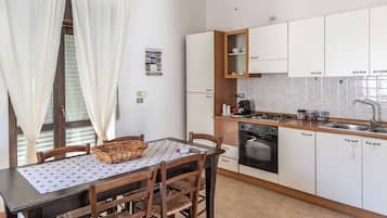 Apartamento, 2 quartos, sacada | Cozinha privada | Geladeira, micro-ondas, fogĂŁo, cooktop