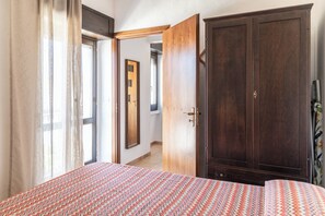 Apartamento, 2 quartos, sacada | Ferros/tábuas de passar roupa, roupa de cama