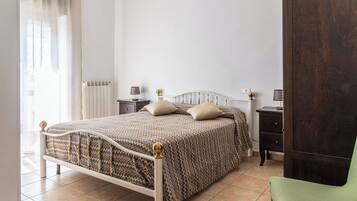 Apartment, 2 Schlafzimmer, Balkon | BĂŒgeleisen/BĂŒgelbrett, BettwĂ€sche