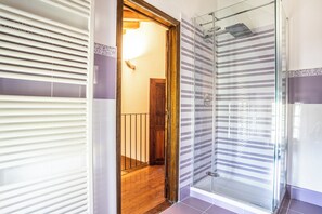 Apartamento, 1 habitación | Baño | Ducha, secador de pelo y toallas