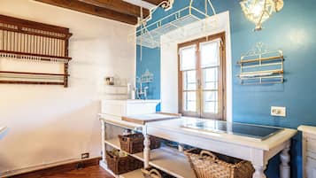 Apartment, 1 Bedroom | Private kitchen | Fridge, oven, stovetop, cookware/dishes/utensils