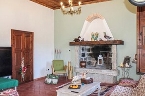 Huis, 2 slaapkamers, balkon, aan de binnenplaats | Badkamer | Een douche, een haardroger, handdoeken