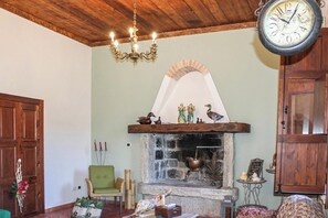 Huis, 2 slaapkamers, balkon, aan de binnenplaats | Woonruimte | Flatscreentelevisie