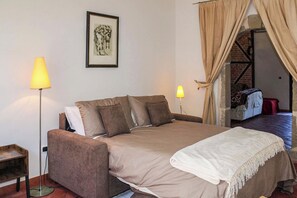 Huis, 2 slaapkamers, balkon, aan de binnenplaats | 2 slaapkamers, een strijkplank/strijkijzer, gratis wifi, beddengoed