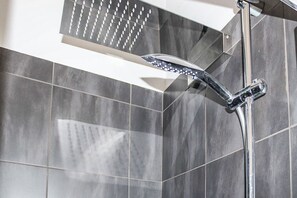 House, 2 Bedrooms, Balcony, Courtyard Area | Bathroom | Shower, hair dryer, towels