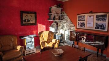 Nhà, 2 phòng ngủ, ban công | Khu phòng khách | TV màn hình phẳng