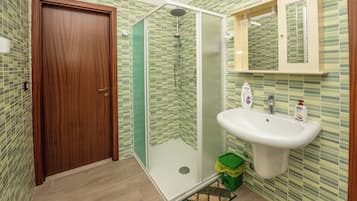 Ferienhaus, 2 Schlafzimmer, Balkon | Badezimmer | Dusche, Handtücher, Toilettenpapier