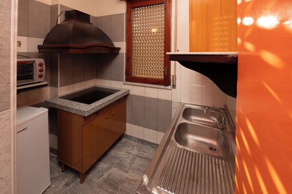 House, 2 Bedrooms, Balcony | Private kitchen | Fridge, oven, stovetop, coffee/tea maker - La Vecchia Cascina (Atena Lucana)